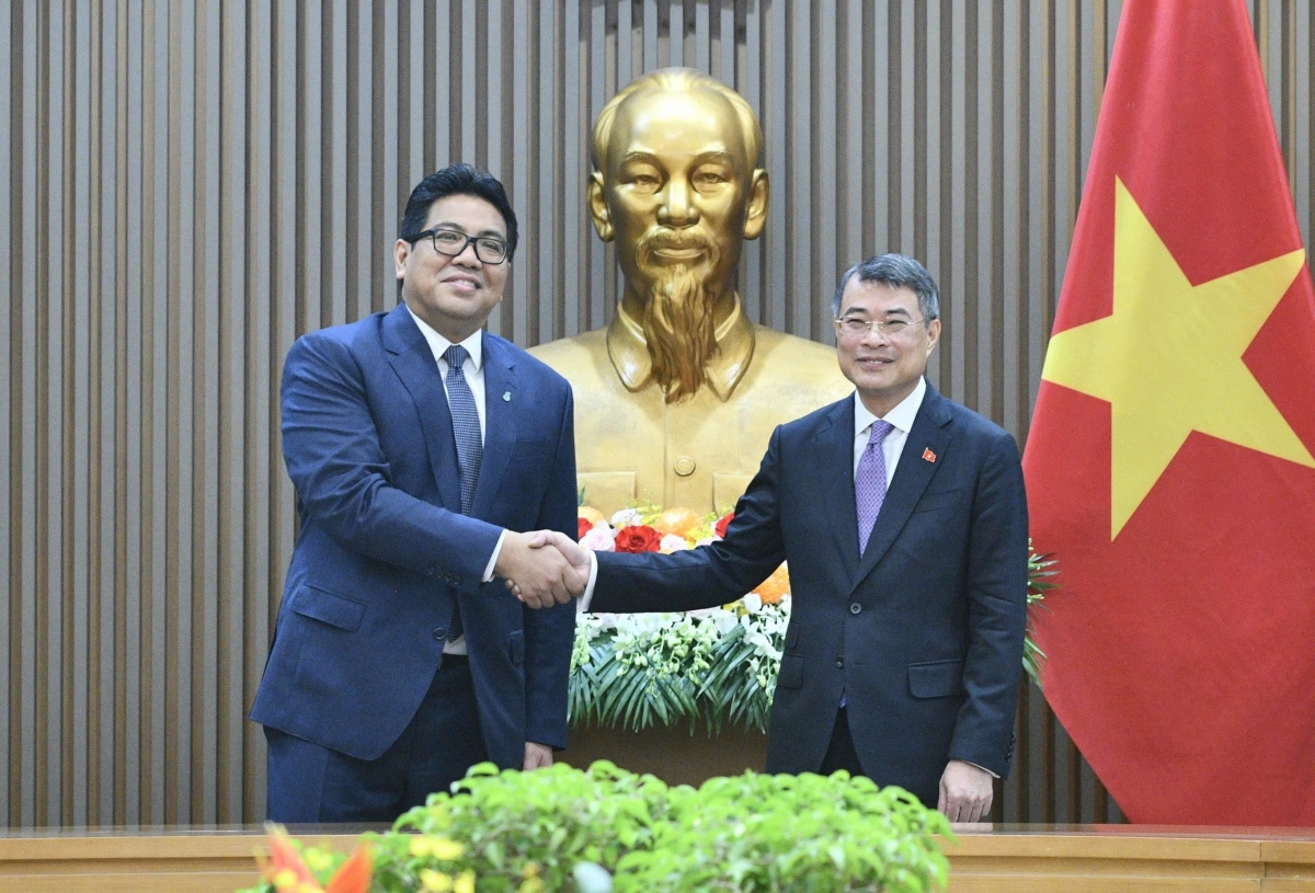 Prime Minister Le Minh Hung receives Tengku Muhammad Taufik, President and Group CEO of Malaysia’s PETRONAS, Hanoi, October 16, 2026. (Photo: VNA/Duong Giang) 
