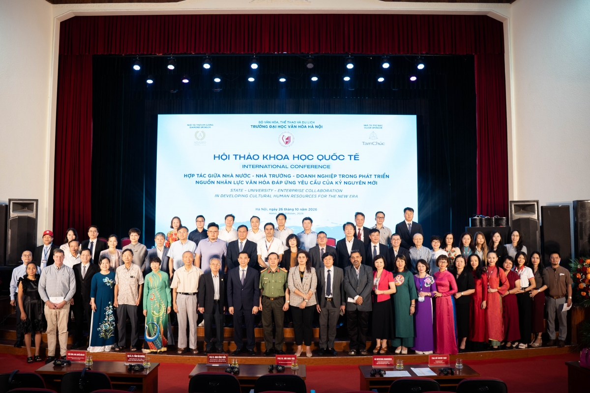 Các đại biểu trong nước và quốc tế tham dự Hội thảo khoa học quốc tế "Hợp tác giữa Nhà nước- Nhà trường-Doanh nghiệp trong phát triển nguồn nhân lực văn hóa đáp ứng yêu cầu của kỉ nguyên mới" 