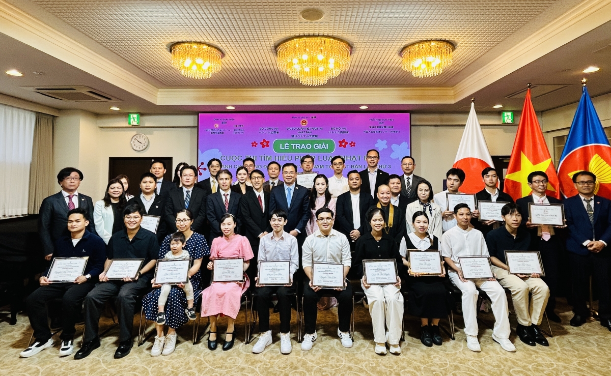Các quan khách và Ban Tổ chức chụp ảnh kỷ niệm với các thí sinh đạt giải của cuộc thi - Ảnh: VOV/Tokyo