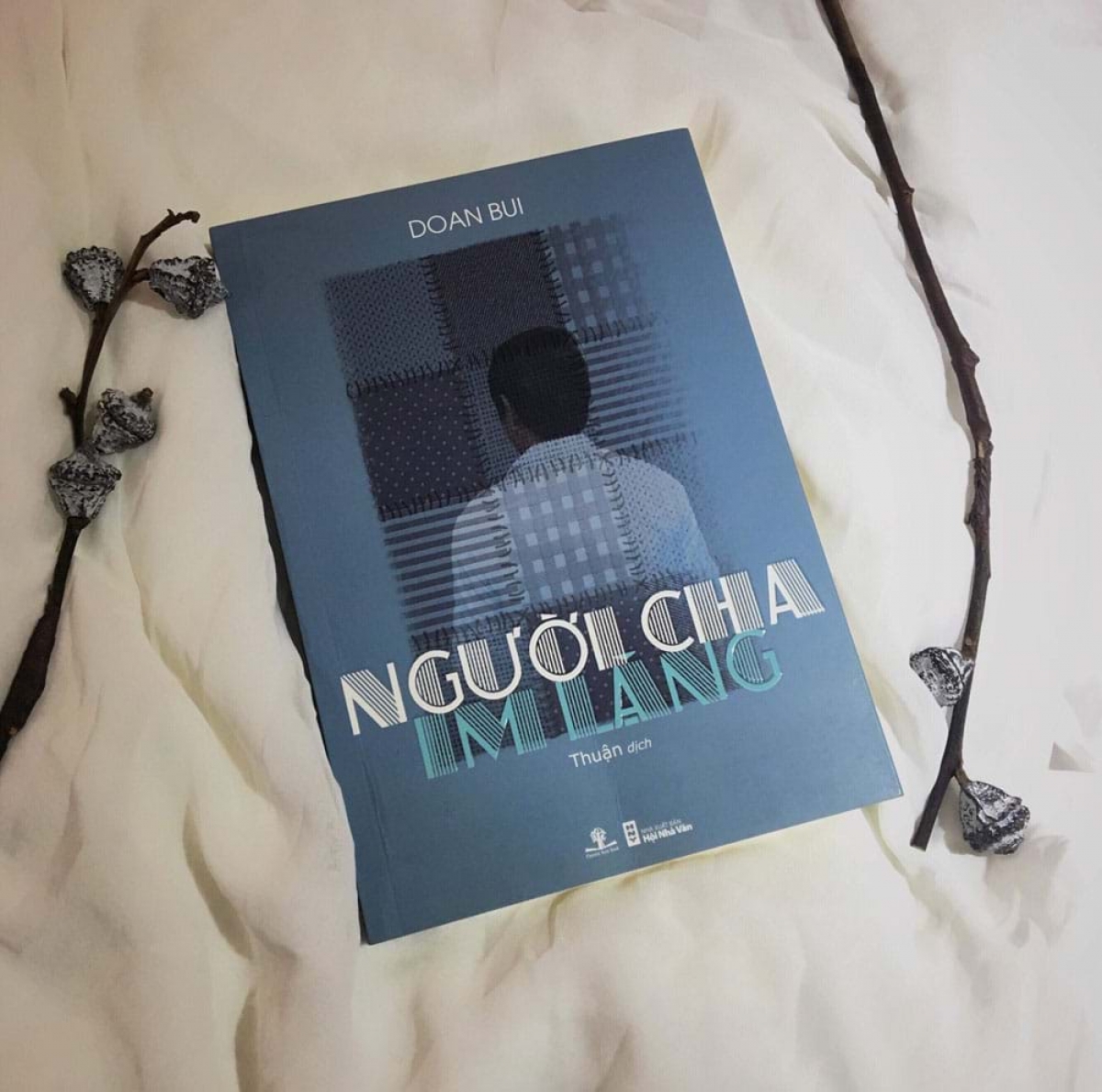Người cha im lặng, traduction vietnamienne du Silence de mon père par Thuận (2018). À sa sortie, elle était incapable d’en lire une seule ligne. Photo: nguoidothi.net.vn