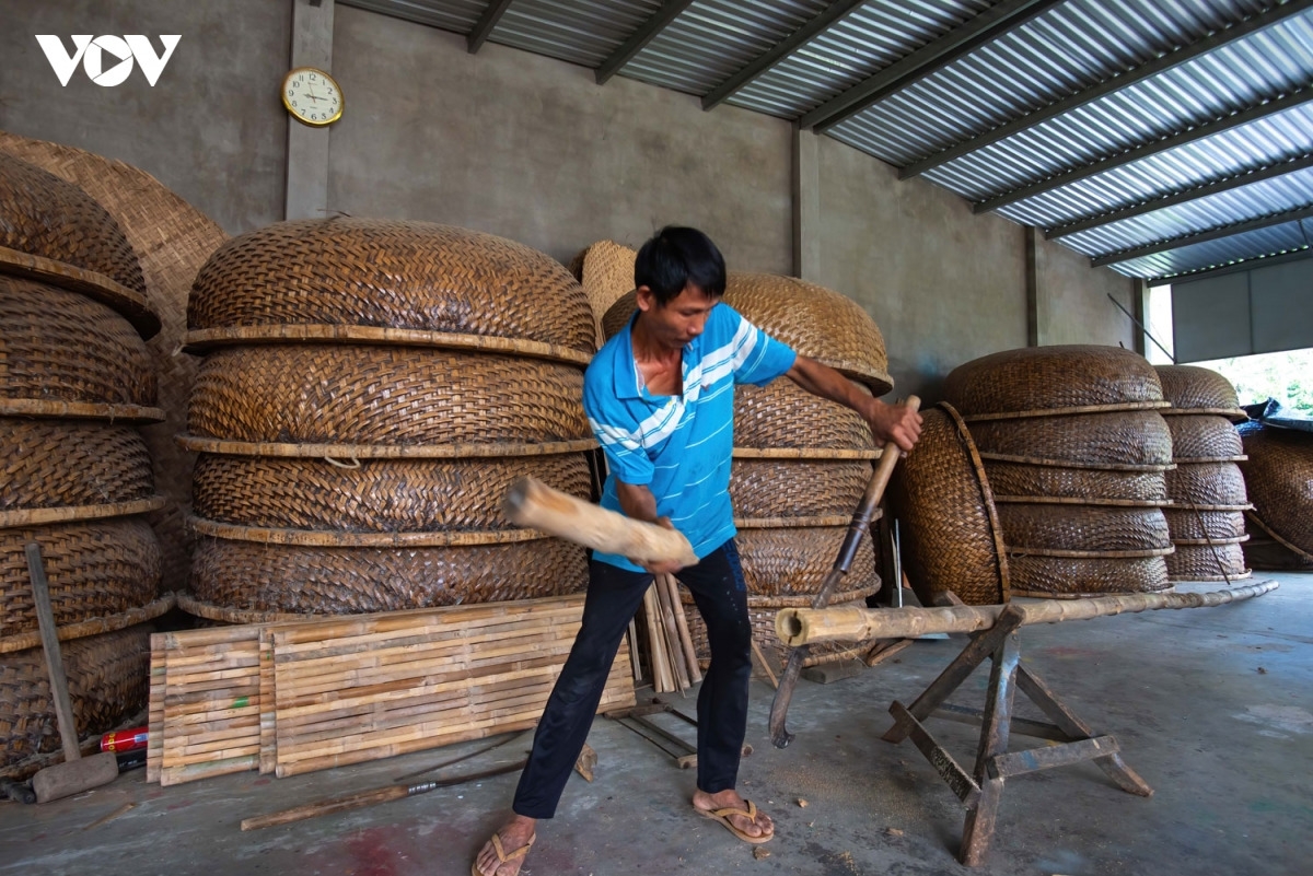 Les bateaux-paniers du village de Phu My sont fabriqués avec soin par des artisans expérimentés. Photo: Lê Biêt/VOV Hauts Plateaux