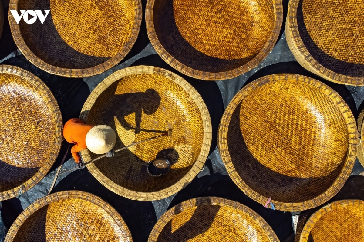 Phu My village in Tuy An Bac commune, Dak Lak province, specializes in weaving round bamboo basket boats. Once made exclusively for fishermen, the boats are now becoming very popular with tourists. 