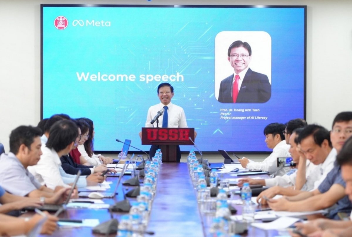 Der Rektor der Hochschule für Geistes- und Sozialwissenschaften der Nationaluniversität Hanoi Hoang Anh Tuan hält Rede bei einem Forum zum KI-Kompetenzrahmen für Studierende. (Foto: daibieunhandan.vn)