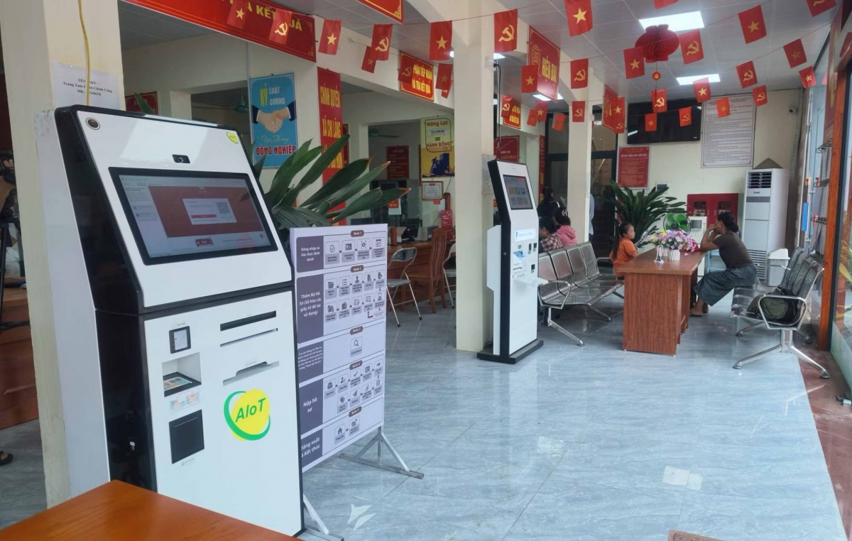 Trung tâm Phục vụ Hành chính công tại tỉnh Lạng Sơn trang bị Kiosk dịch vụ công AI hỗ trợ người dân và doanh nghiệp. Ảnh: Quang Duy/TTXVN