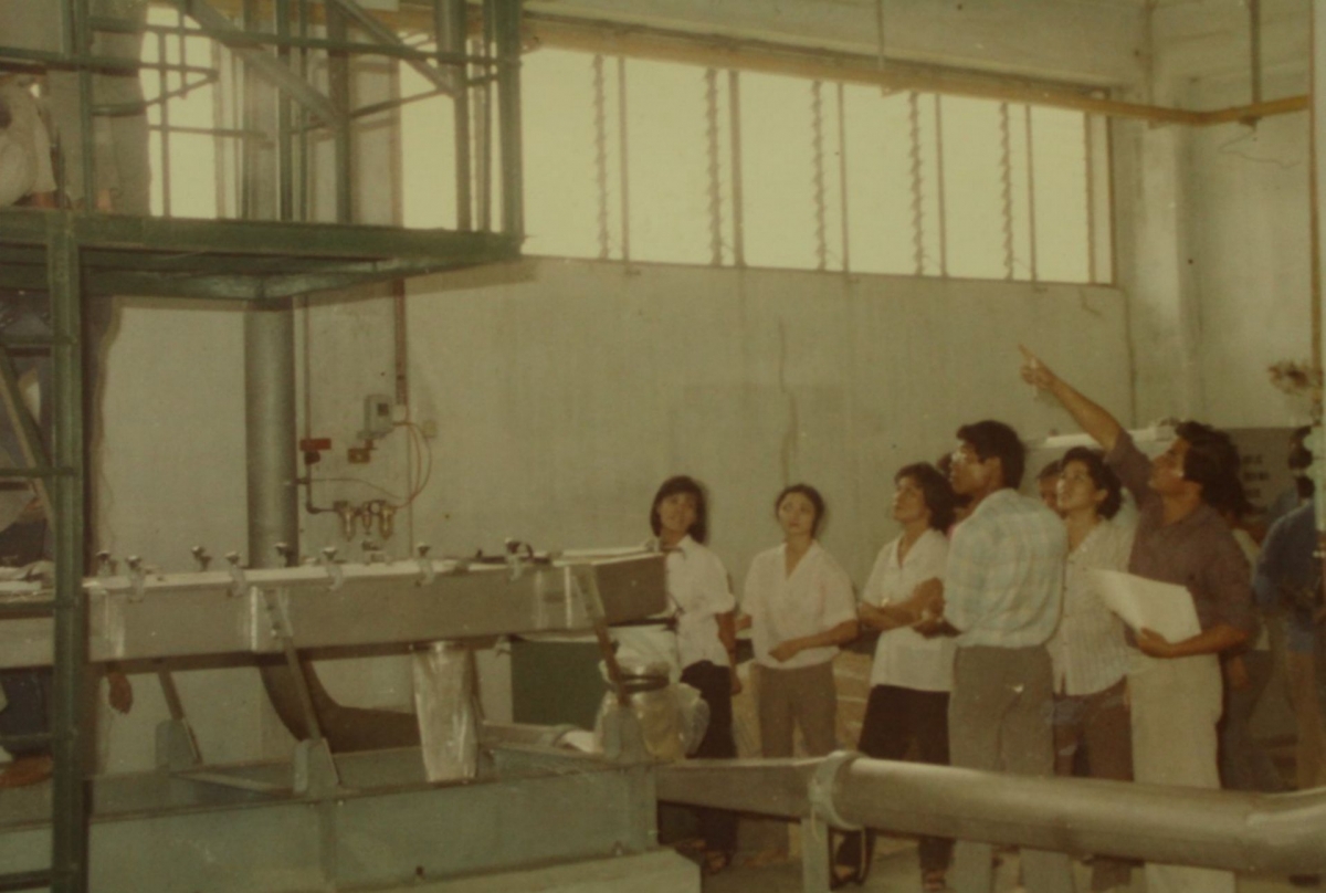 Mai Kiêu Liên et les premiers ingénieurs maîtrisant la production laitière en usine. Photo: baochinhphu.vn