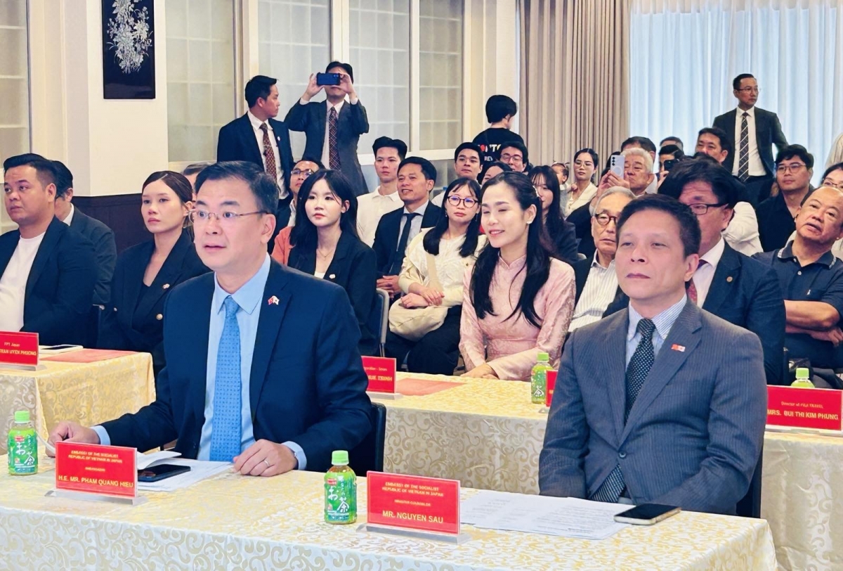 Đại sứ Phạm Quang Hiệu, Công sứ Nguyễn Sáu và đông đảo cộng đồng, doanh nghiệp Nhật Bản tiếp nhận tham gia Lễ trao giải - Ảnh: VOV/Tokyo