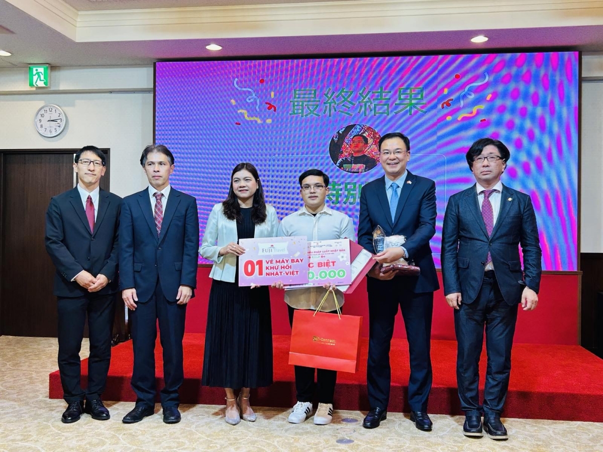 Đại sứ Phạm Quang Hiệu và đại diện các cơ quan phía Nhật Bản chụp ảnh cùng Thí sinh đạt giải Đặc biệt của cuộc thi - Ảnh: VOV/Tokyo