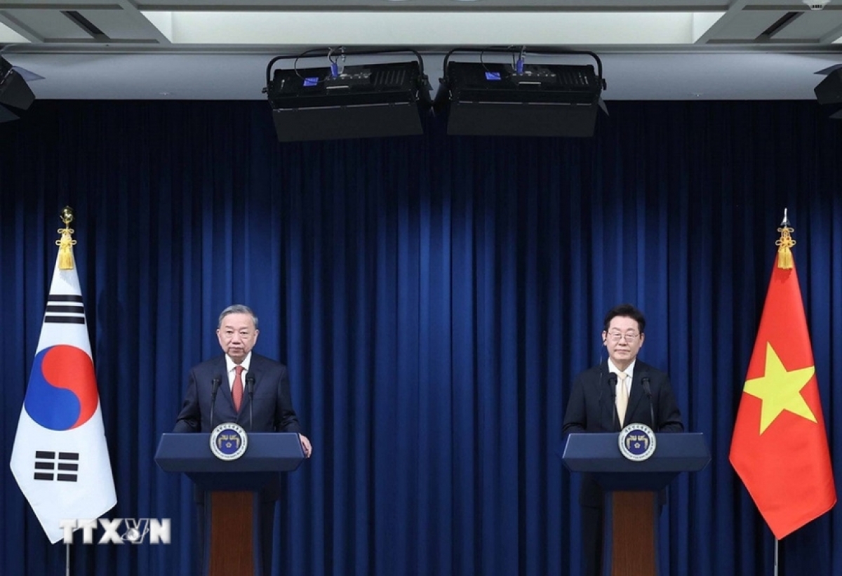 2025년 기자회견에서 발표하는 베트남과 한국 정상 (사진: 베트남 통신사)