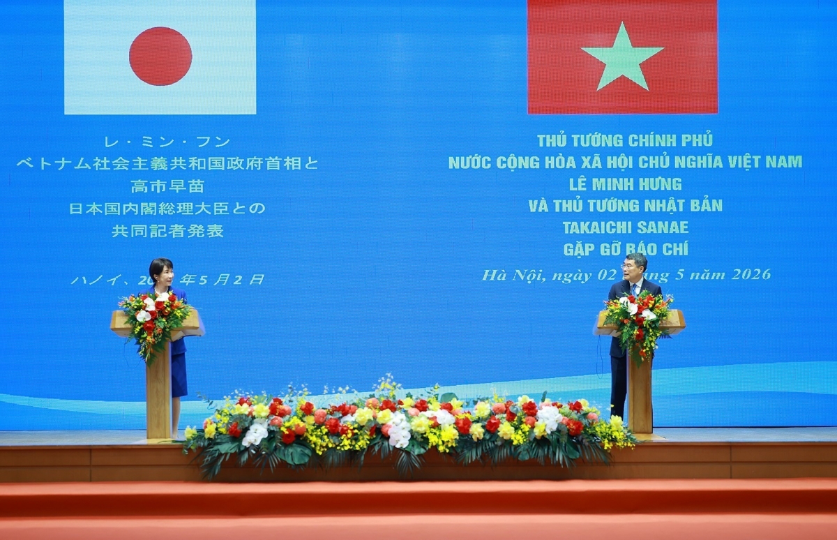 共同記者会見に臨むレ・ミン・フン首相（右）と<br>
高市早苗首相（左）