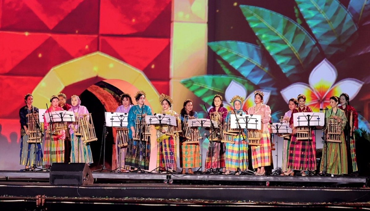 Acara pertunjukan Angklung dari KBRI dalam Festival Budaya Kedua di Kota Hanoi (Foto: baovanhoa.vn)