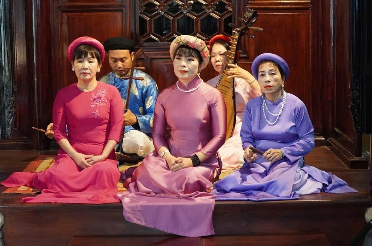 Chương trình sinh hoạt, biểu diễn Ca Huế tại di tích Châu Hương Viên. Ảnh: baovanhoa.vn.