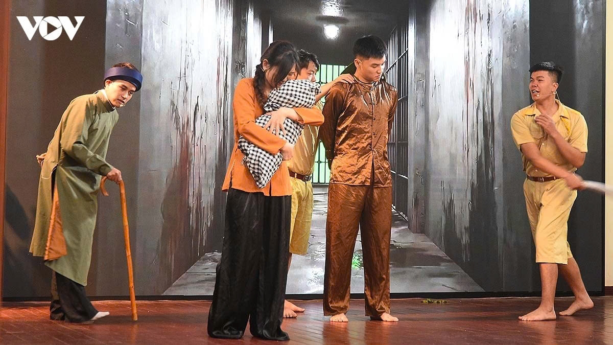 Sinh viên trình diễn tiết mục “Nữ thép kiêu hùng” trong chương trình “Thanh âm di sản” tại Bảo tàng Phụ nữ Việt Nam, chiều 16/10. Ảnh: VOV