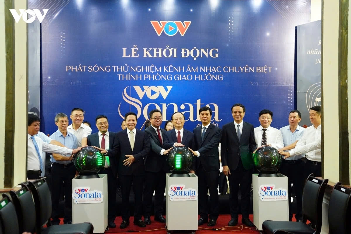 Tổng Giám đốc Đài Tiếng nói Việt Nam Đỗ Tiến Sỹ cùng lãnh đạo Đài thực hiện nghi thức khởi động phát sóng thử nghiệm VOV Sonata – FM89 tại Hà Nội, sáng 20/10/2026. Ảnh: VOV