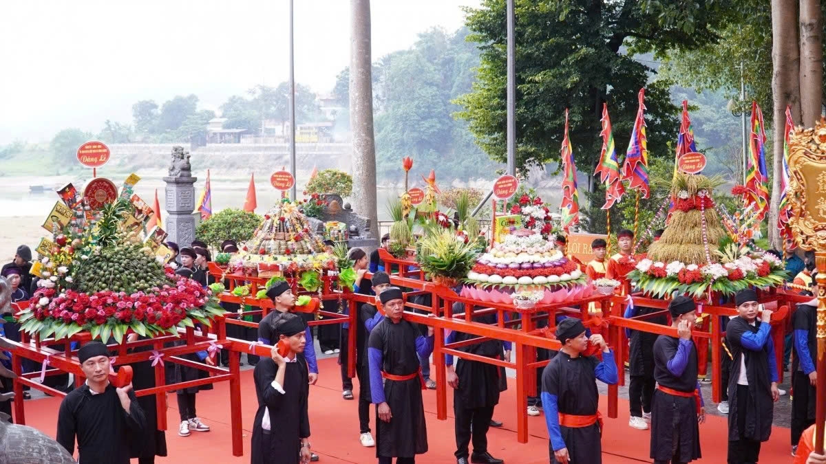 Mâm sản vật trong chương trình rước lễ tại Lễ hội Cơm mới đền Đông Cuông, xã Đông Cuông, tỉnh Lào Cai. Lễ hội diễn ra trong hai ngày 19–20/10/2026. Ảnh: VOV
