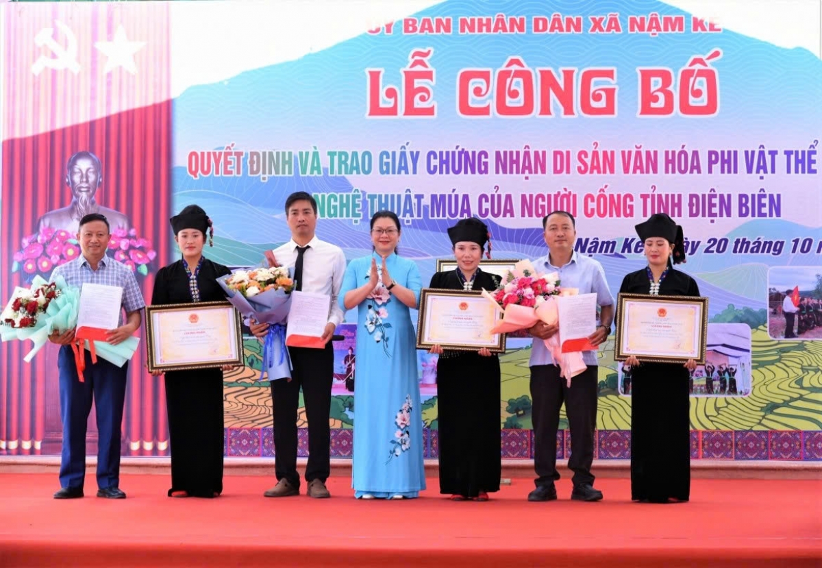 Trao giấy chứng nhận di sản văn hóa phi vật thể quốc gia đối với nghệ thuật múa của người Cống tại bản Nậm Kè, xã Nậm Kè, tỉnh Điện Biên, ngày 20/10/2026. Ảnh: VOV