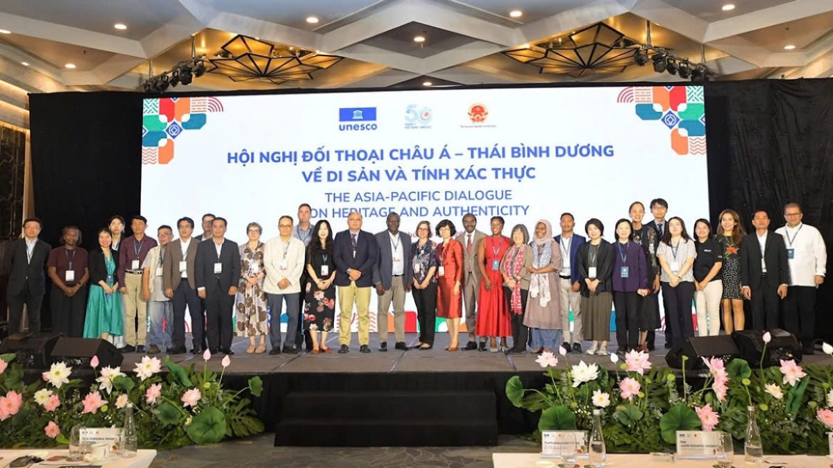 Các đại biểu tham dự Hội nghị Đối thoại châu Á – Thái Bình Dương về Di sản và tính xác thực tại Hà Nội. Hội nghị đã thông qua Văn kiện Hà Nội về Di sản và tính xác thực. Ảnh: VOV