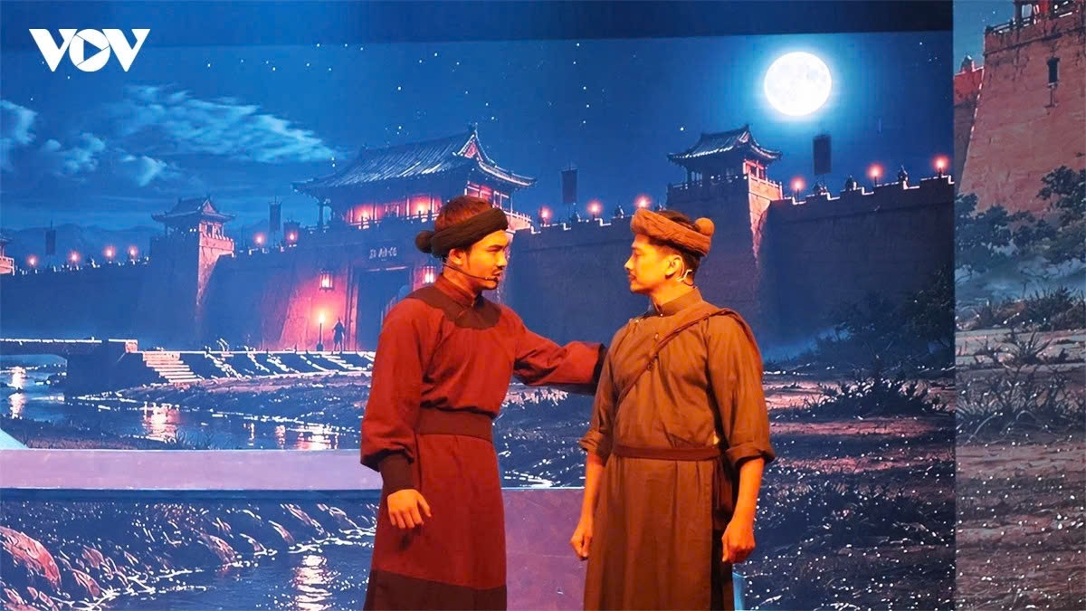 Một cảnh trong vở “Huyền tích Hồ Gươm”, điểm nhấn của chương trình “Thời khắc” do Nhà hát Kịch Hà Nội tổ chức nhân kỷ niệm 72 năm Ngày Giải phóng Thủ đô. Ảnh: VOV