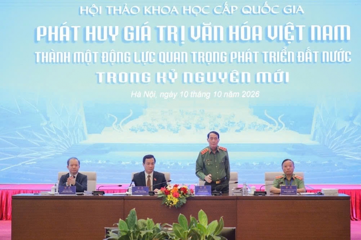 Thượng tướng Lê Quốc Hùng, Thứ trưởng Bộ Công an cùng các đại biểu tại Hội thảo khoa học cấp quốc gia “Phát huy giá trị văn hóa Việt Nam thành một động lực quan trọng phát triển đất nước trong kỷ nguyên mới”, sáng 10/10 tại Nhà Quốc hội. Ảnh: VOV