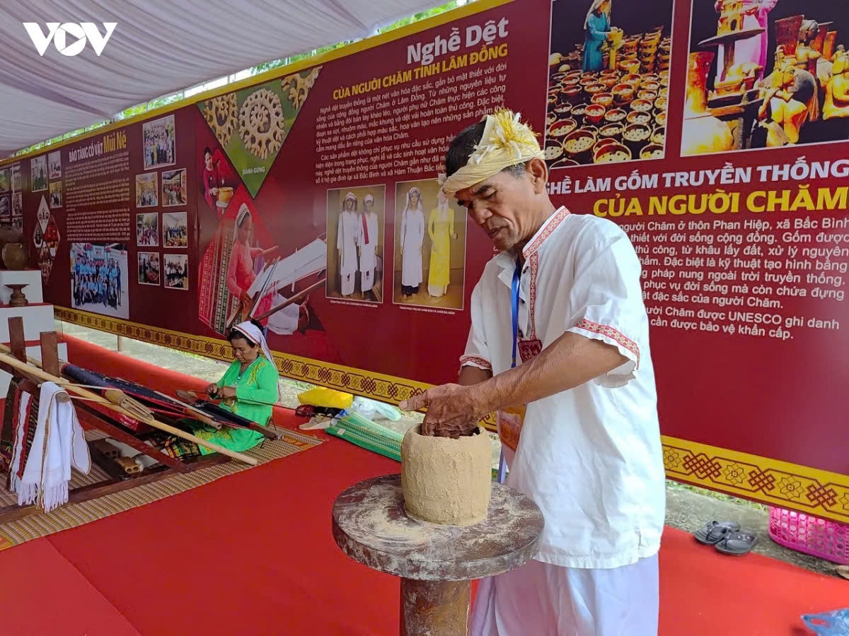Các nghệ nhân người Chăm trình diễn nghề làm gốm và nghề dệt truyền thống tại tháp Pô Sah Inư trong chuỗi hoạt động chào đón Lễ hội Katê 2026. Ảnh: Đoàn Sĩ.