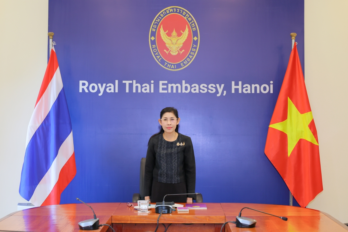 นางสาวอุรวดี ศรีภิรมย์ เอกอัครราชทูตไทยประจำเวียดนามเข้าร่วมงานผ่านทางออนไลน์ (ภาพจากสถานเอกอัครราชทูตไทย ณ กรุงฮานอย)