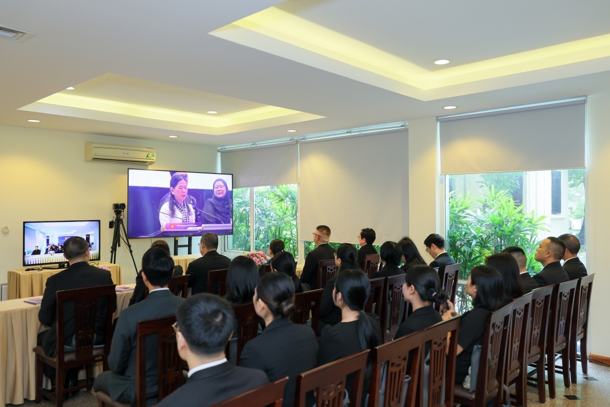 คุณครู เหงวียนถิทูลานของเวียดนนามแลกเปลี่ยนประสบการณ์ในงาน (ภาพจากสถานเอกอัครราชทูตไทย ณ กรุงฮานอย)