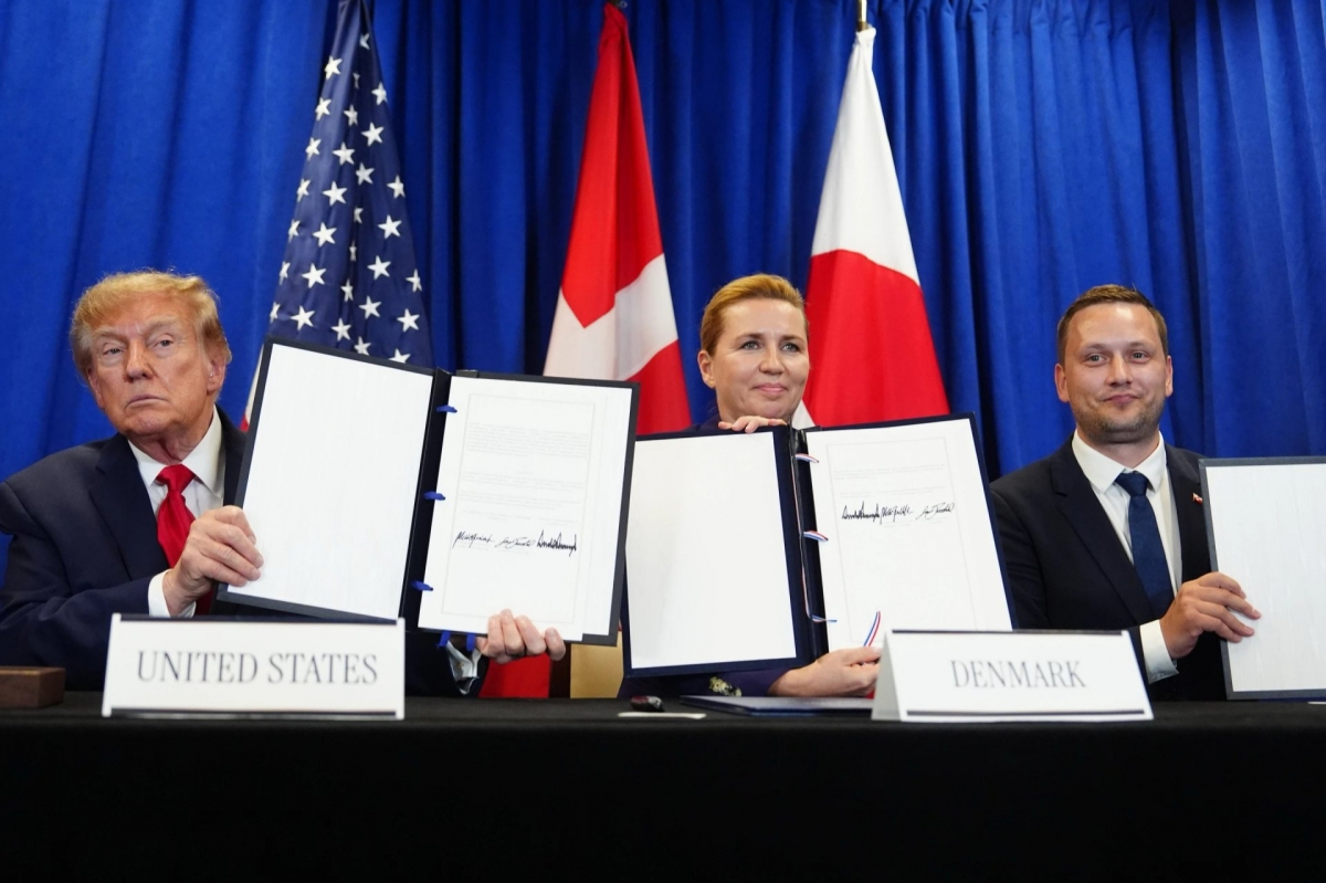 Tổng thống Mỹ Donald Trump cùng Thủ tướng Đan Mạch Mette Frederiksen và Thủ tướng Greenland Jens-Frederik Nielsen tại lễ ký thỏa thuận an ninh về Greenland ở trụ sở Liên hợp quốc, ngày 22/9/2026. Ảnh: AP/Julia Demaree Nikhinson