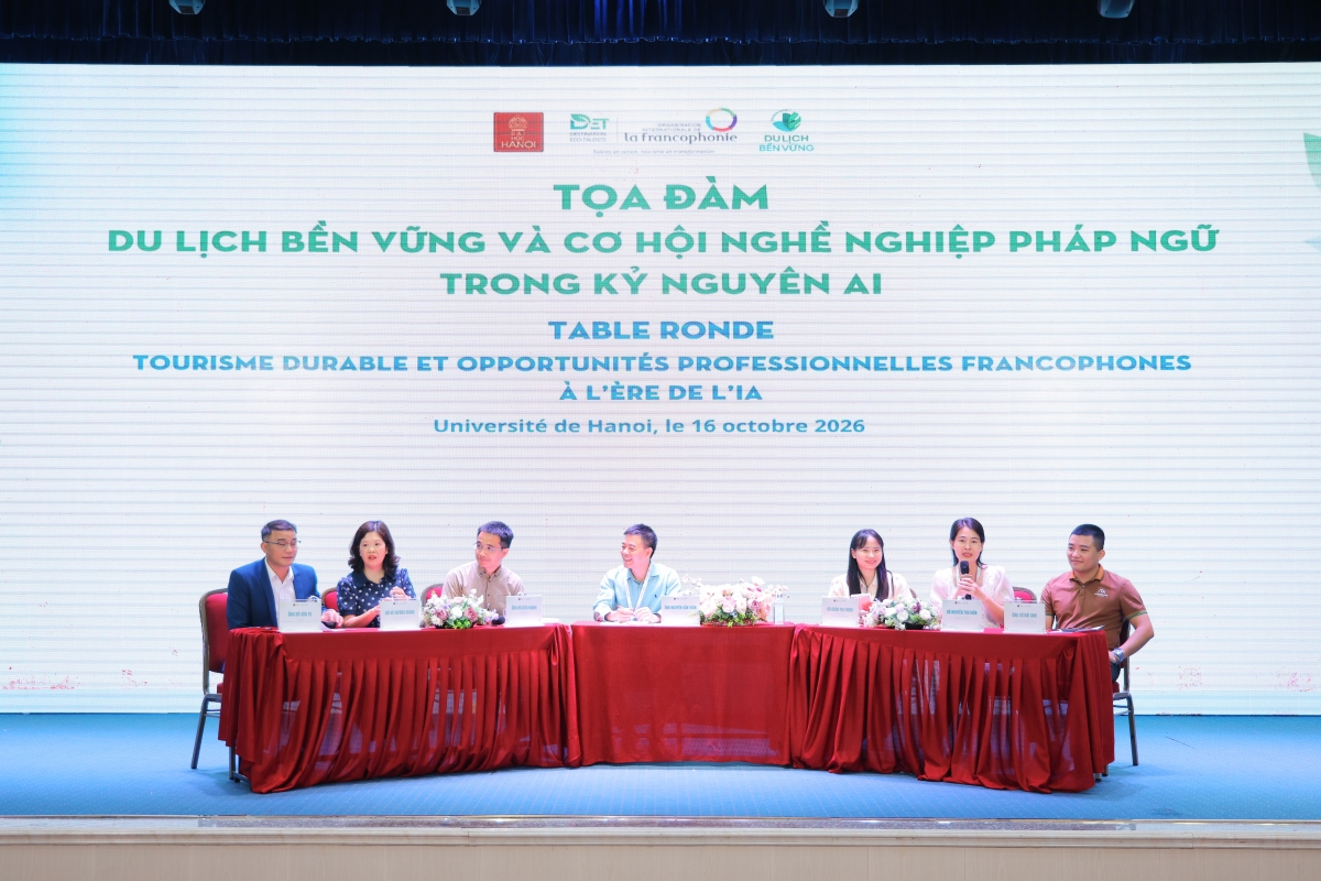 Les intervenants à la table-ronde. Photo: Université de Hanoi
