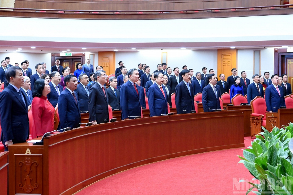 Các đồng chí lãnh đạo Đảng, Nhà nước và các đại biểu thực hiện nghi lễ chào cờ tại Phiên khai mạc Hội nghị lần thứ tư Ban Chấp hành Trung ương Đảng Cộng sản Việt Nam khóa XIV. Ảnh: ĐĂNG KHOA/nhandan.vn