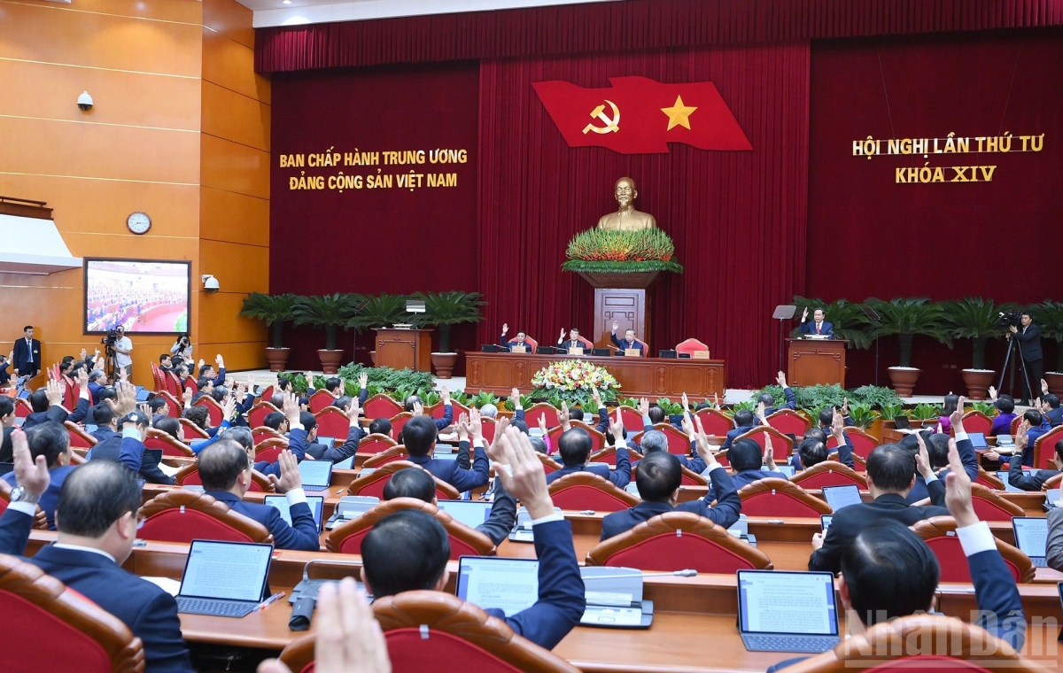 Các đồng chí lãnh đạo Đảng, Nhà nước và các đại biểu biểu quyết thông qua chương trình hội nghị. Ảnh: ĐĂNG KHOA/nhandan.vn