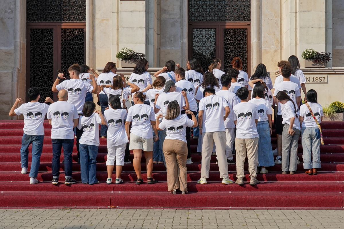 Cinq pays, un seul t-shirt, une même langue. Photo: Comité d'organisation