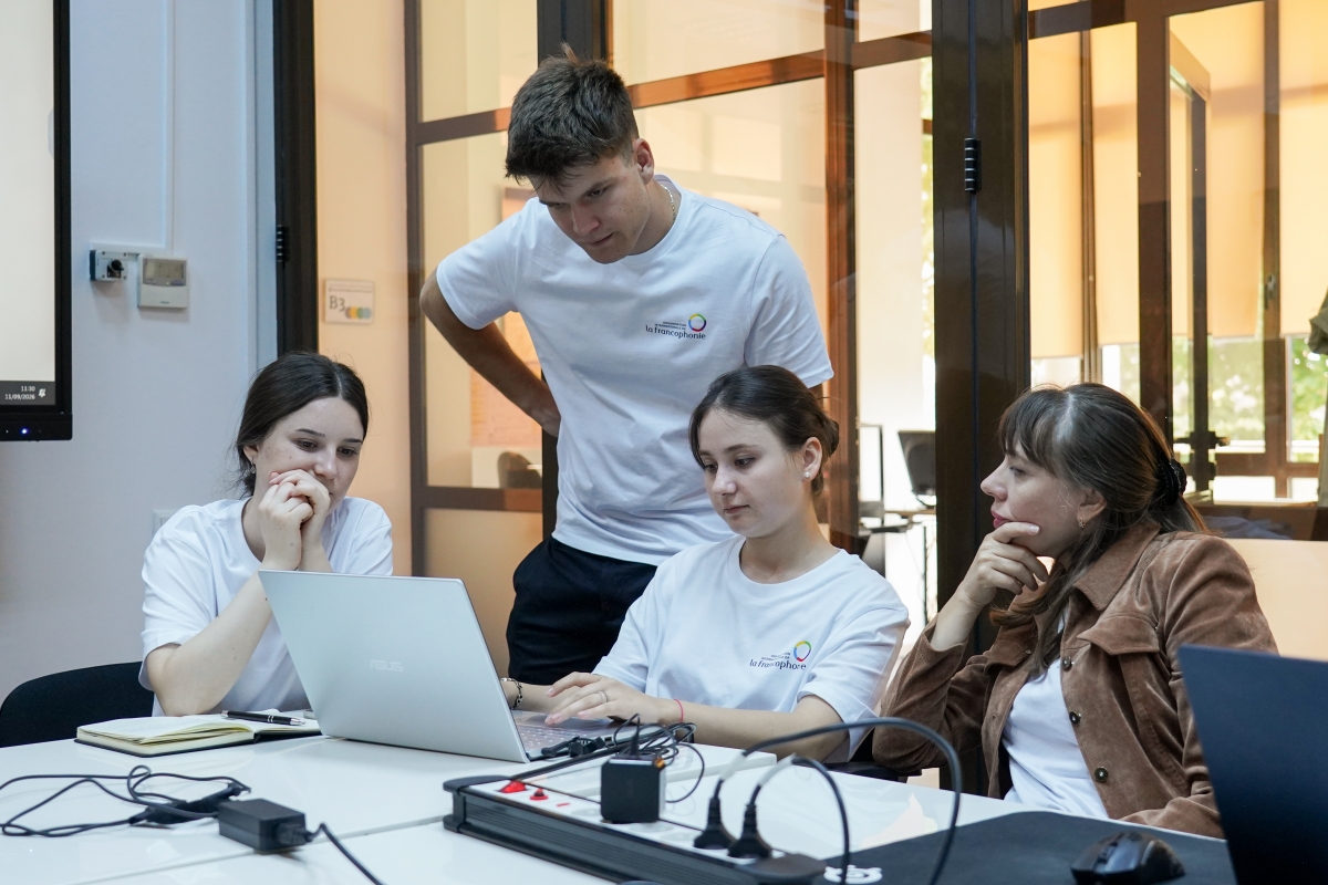 L'équipe de Moldavie pendant la programmation de jeu. Photo: Comité d'organisation