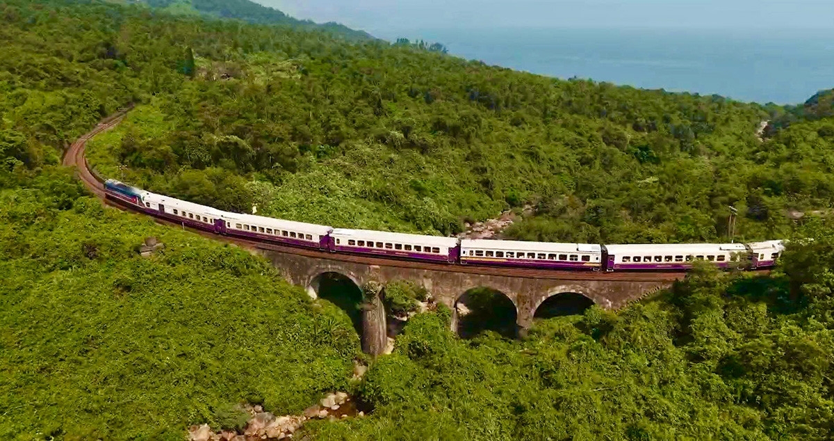 เส้นทางรถไฟสองสายของเวียดนามได้แก่เส้นทางรถไฟ Vietnam Central Heritage Connection สายกรุงเก่าเว้-นครดานัง