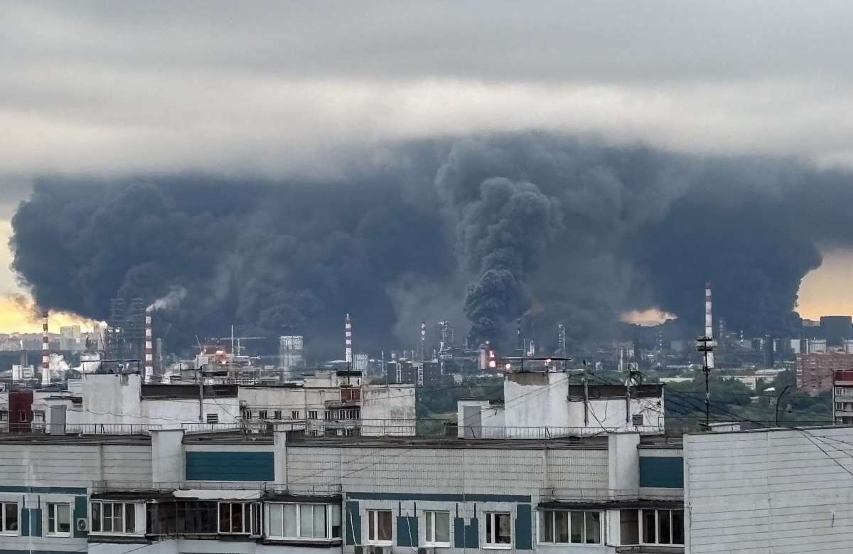 Thick plumes of smoke with flames rise from an oil refinery following what the authorities say is a Ukrainian drone strike in the course of Russia-Ukraine conflict, in Moscow, Russia, June 18, 2026, in this picture obtained from social media. (SOCIAL MEDIA/via REUTERS)
