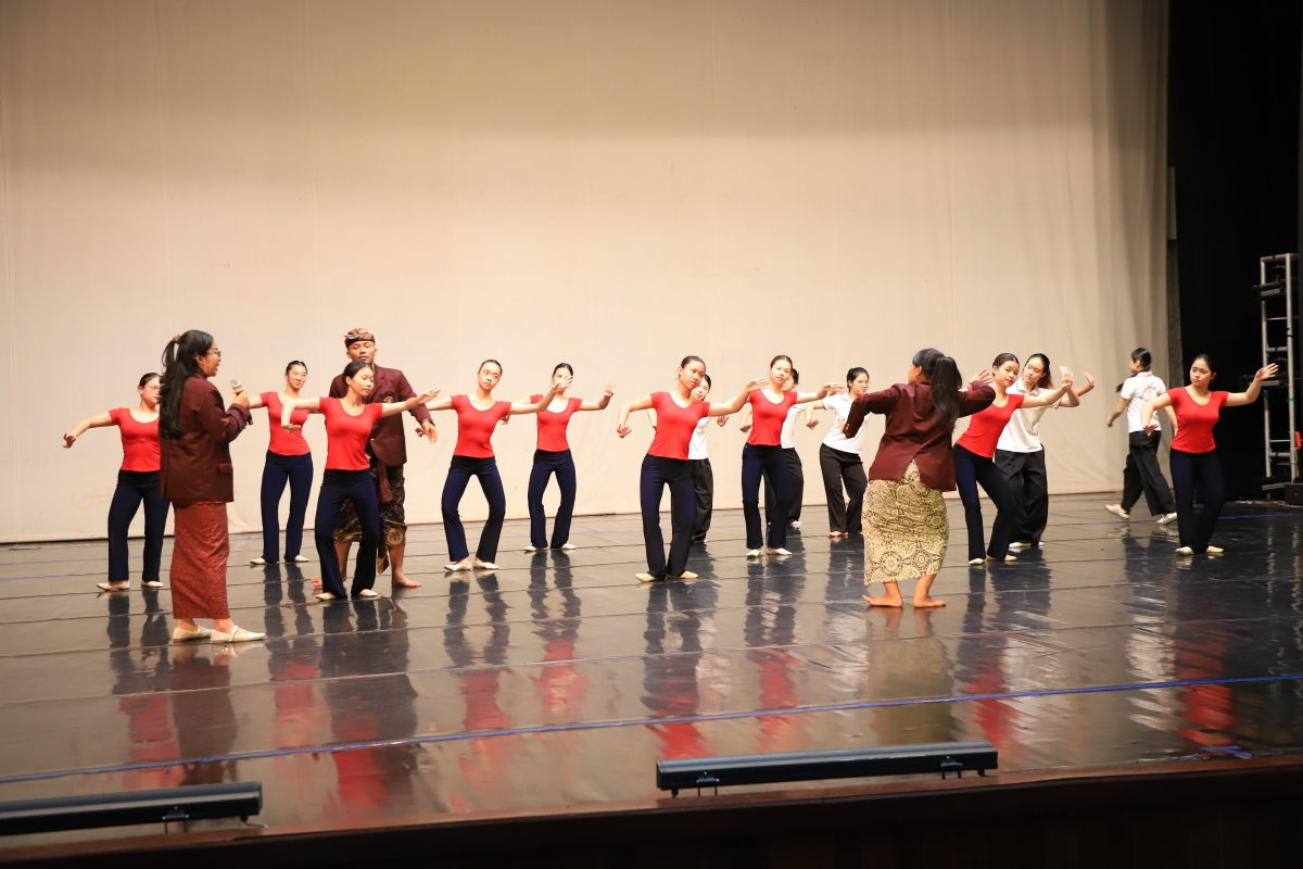 Para seniman Indonesia memberikan pelatihan langsung terkait postur tradisional, gestur, ekspresi wajah, hingga koreografi kepada para siswa Akademi Tari Vietnam (Foto: KBRI Hanoi)
