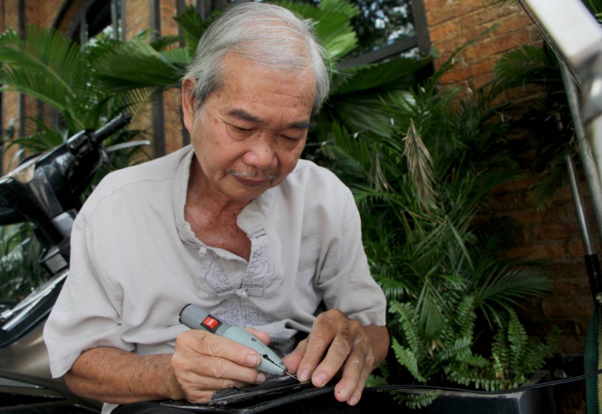 Le Tien Dung has devoted his life to the art of hand-engraving lettering. (Photo: Kieu Anh)