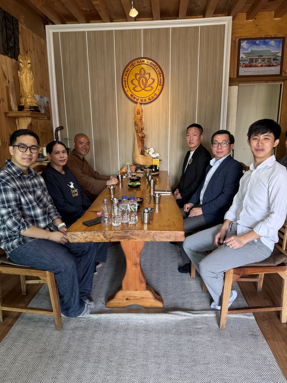 Chủ tịch Hội người Việt Nam tại Chung Nam gặp gỡ đại diện trung tâm phúc lợi và doanh nghiệp. Ảnh BTC