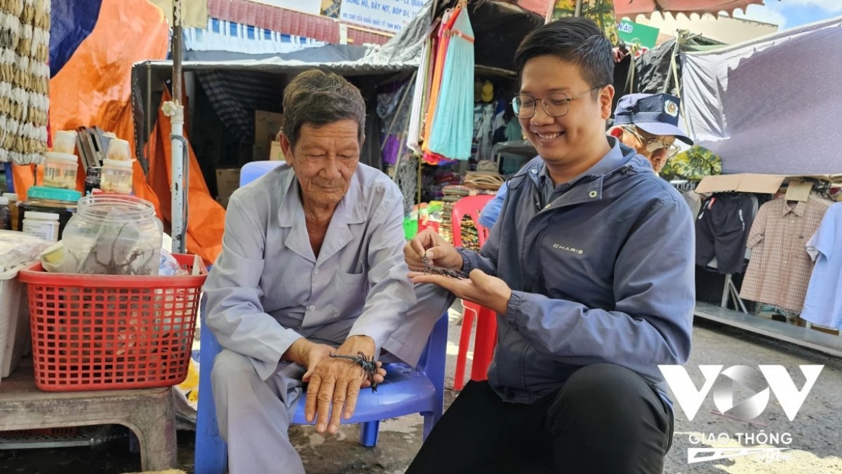 Un étal original au marché de Tinh Biên. Photo: VOV Trafic