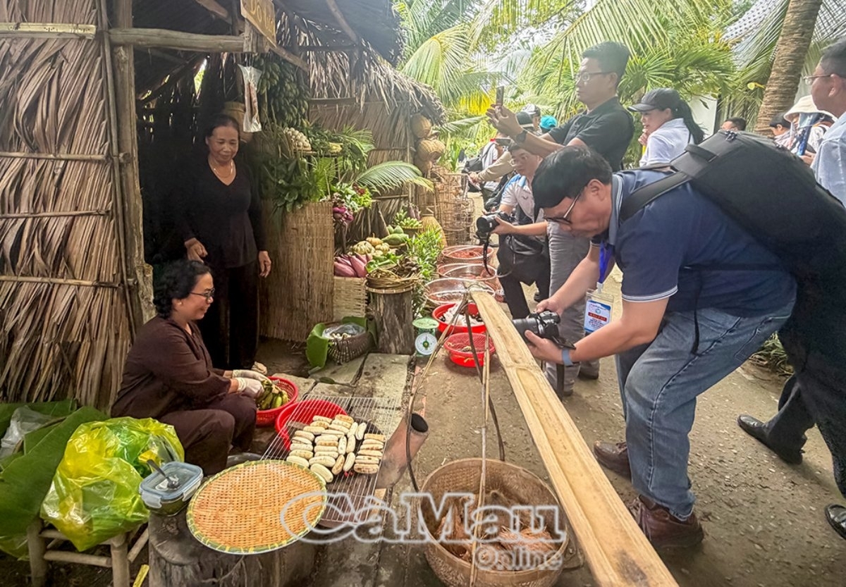 Tourists experience a rural market showcasing the distinctive culture of Vietnam’s Mekong Delta as part of the “Green Cape Land Day–Legendary U Minh Night” tour. (Photo: baocamau.vn)