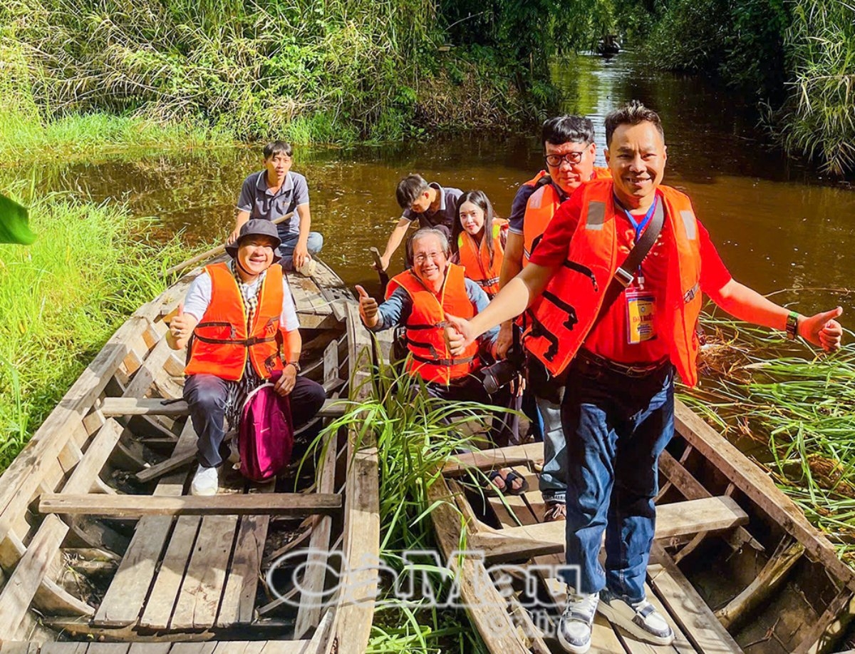 Des visiteurs se déplacent en barque dans le parc national d’U Minh Ha. Photo: baocamau.vn