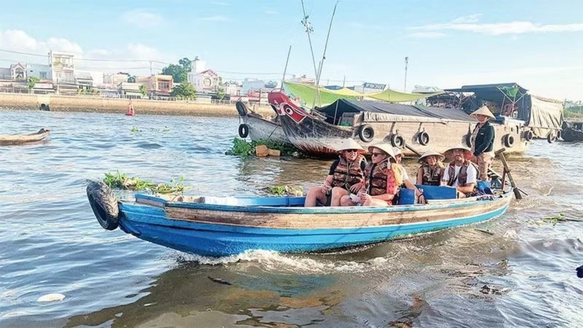 Foreign tourists experience Cai Rang Floating Market in the Mekong Delta city of Can Tho. (Photo: nhandan.vn)