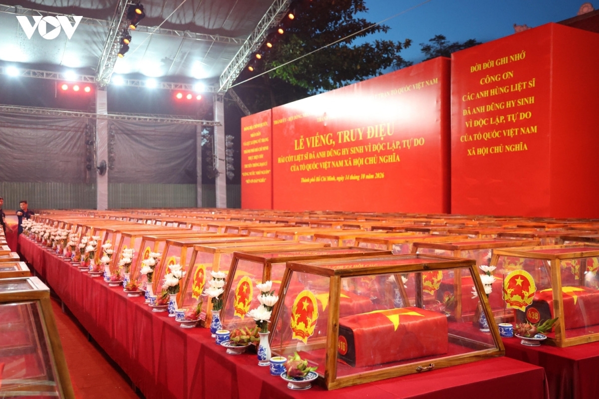731 quách đựng hài cốt liệt sĩ được lực lượng chức năng của Bộ Tư lệnh TP.HCM đặt ngay ngắn trên giá khiêng, phủ Quốc kỳ, bên ngoài có lồng kính bảo vệ