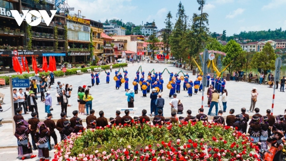 Street performances are a highlight in downtown Sapa. (Photo: VOV)