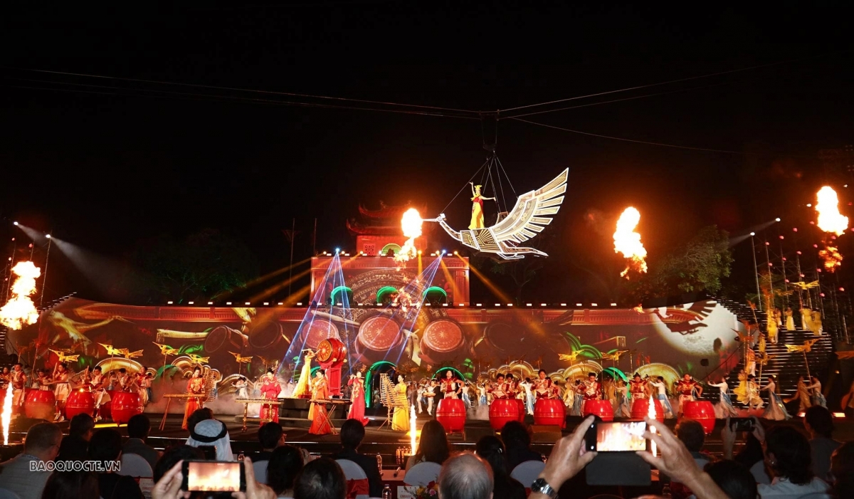 The opening performace of the Hanoi World Cultural Festival (Photo: baoquocte.vn)