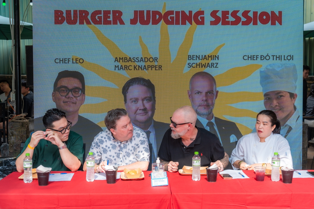 The judging panel at the Vietnam Burger Fest 2026 – Hanoi Edition (Photo: Naco Taco) 