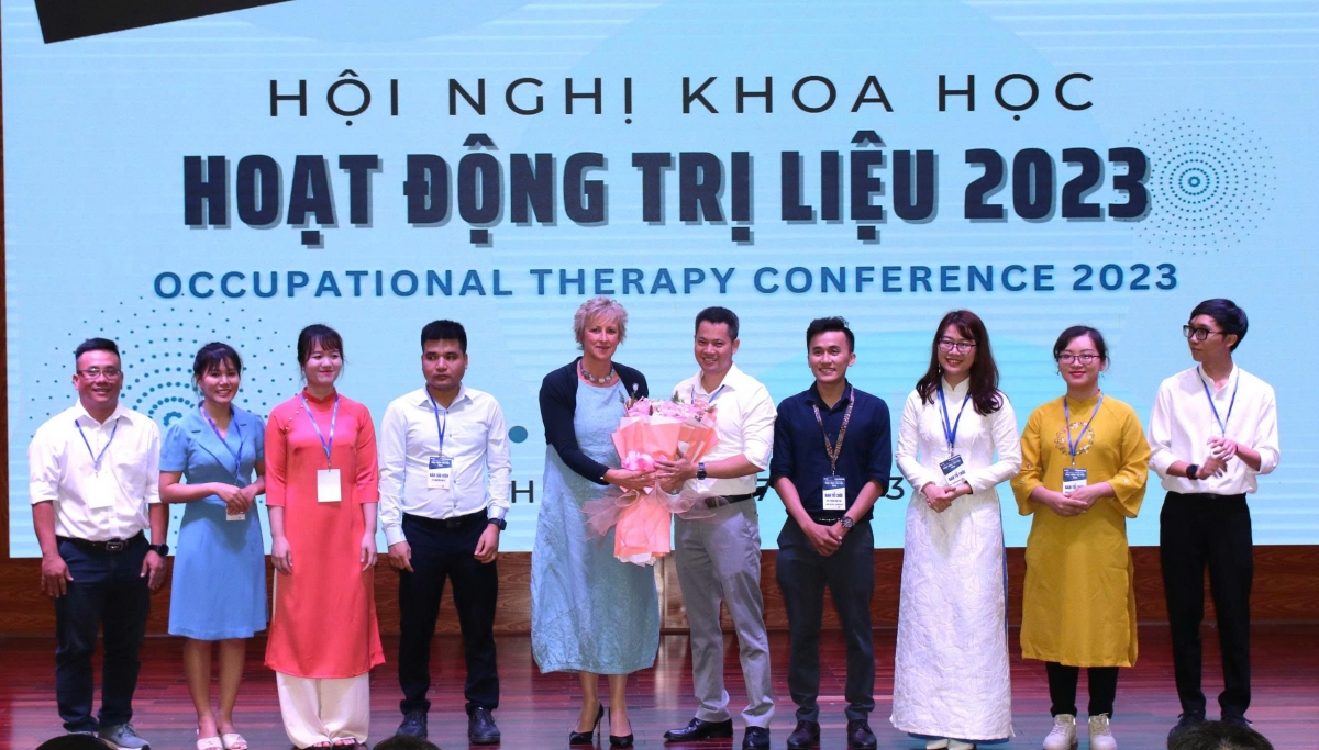 ThS.Nguyễn Khắc Tuấn (thứ 5, từ phải) và Chủ tịch Liên đoàn Hoạt động trị liệu thế giới - bà Samantha Shann tại Hội nghị Hoạt động trị liệu 2023.