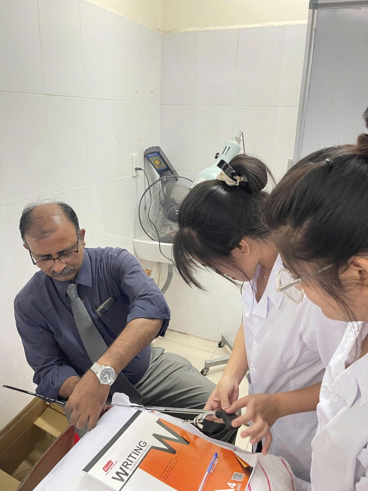  Sinh viên Trường ĐH Kỹ thuật Y tế Hải Dương trong một giờ học với giảng viên Ấn Độ
