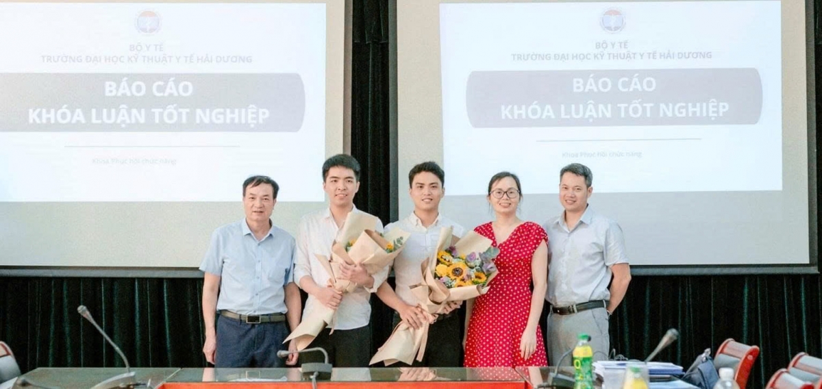 Vũ Đức Thế Long, học viên Cao học, ĐH Yonsei, Hàn Quốc (thứ hai từ trái sang) tại buổi Báo cáo Khóa luận tốt nghiệp. Ảnh nvcc