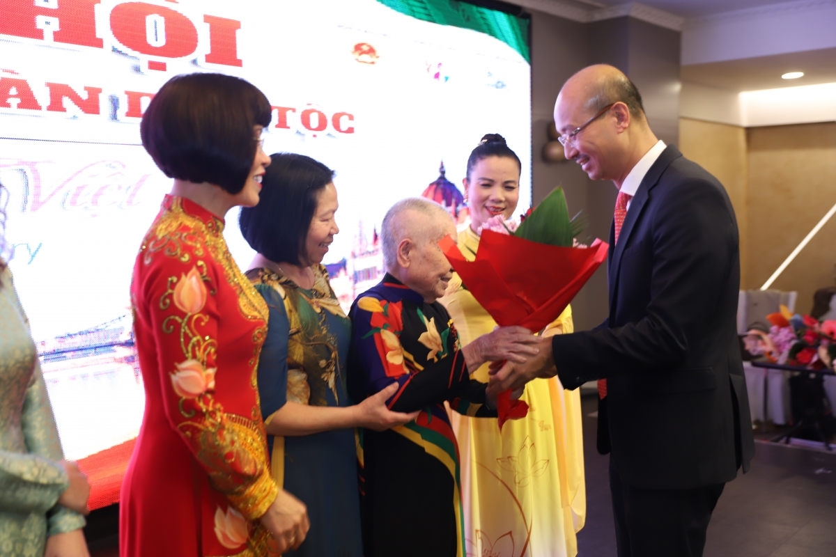 Đại sứ Bùi Lê Thái cùng các đại diện tổ chức cộng đồng tặng hoa nhân dịp kỷ niệm ngày phụ nữ Việt Nam 20/10