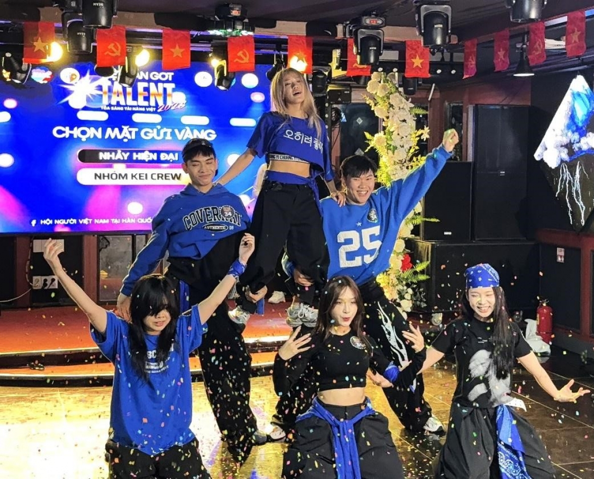 Nhóm Kei Crew quy tụ các bạn sinh viên đến từ Trường Đại học Keimyung, Daegu, Hàn Quốc mang đến bài nhảy sôi động “Chọn mặt gửi vàng”.