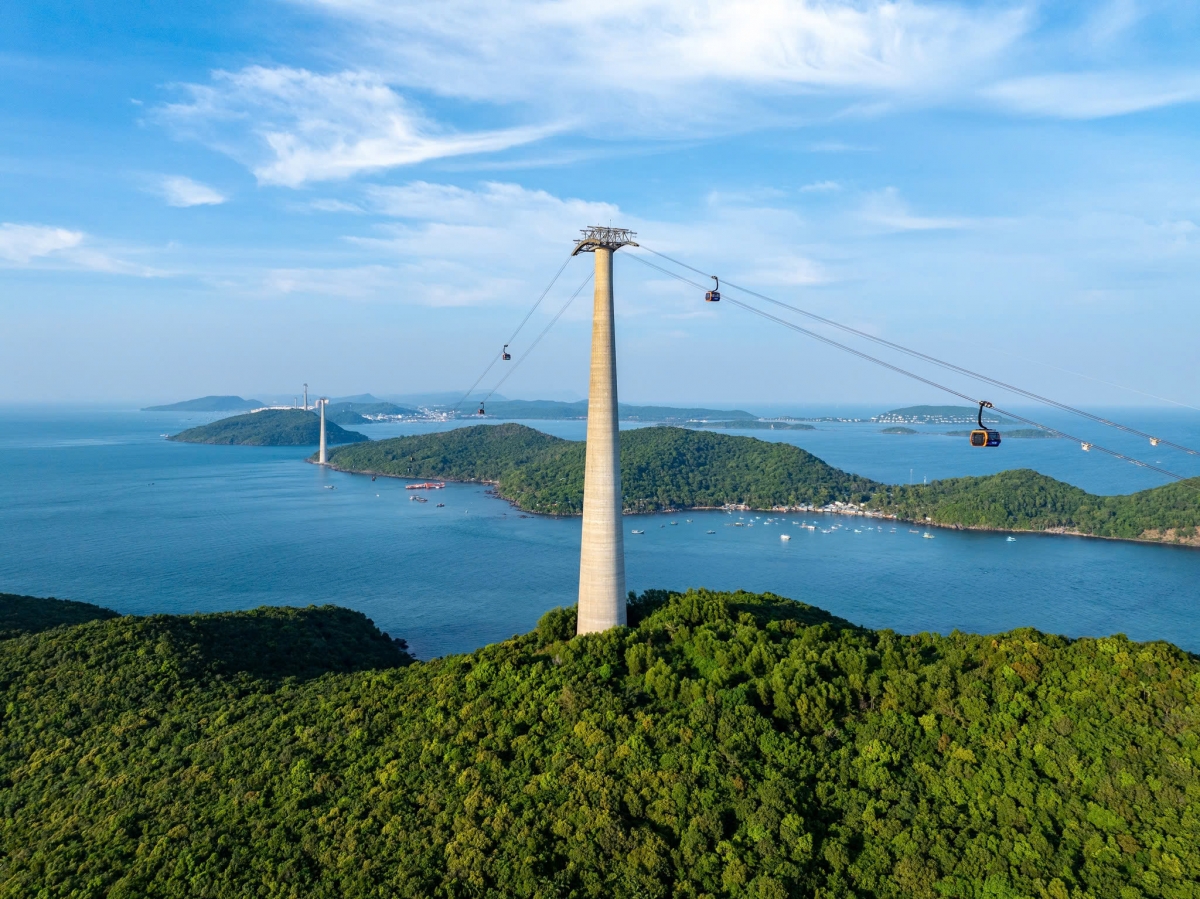 Pantai Kem di bagian selatan Pulau Phu Quoc mempesona dengan pasir putihnya yang halus, deretan pohon kelapa yang hijau, dan air laut biru kehijauan yang jernih.